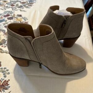 Lucky Brand Beige Textured Ankle Boots